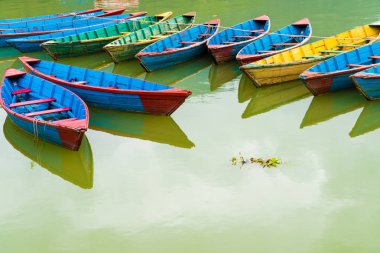 Pokhara, Nepal - 31 Temmuz 2018: Phewa gölde Pokhara, en popüler ve ziyaret edilen Gölü Nepal renkli tekneler.