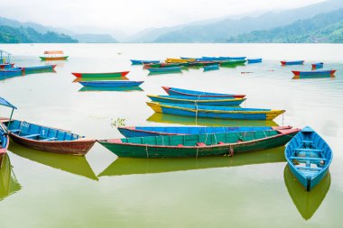 Pokhara, Nepal - 31 Temmuz 2018: Phewa gölde Pokhara, en popüler ve ziyaret edilen Gölü Nepal renkli tekneler.