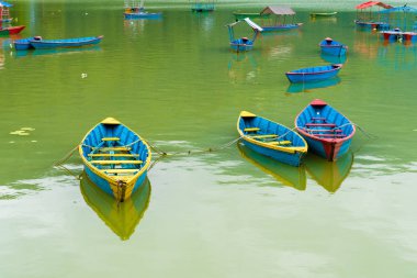 Pokhara, Nepal - 31 Temmuz 2018: Phewa gölde Pokhara, en popüler ve ziyaret edilen Gölü Nepal renkli tekneler.