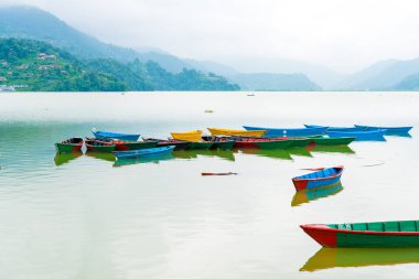 Pokhara, Nepal - 31 Temmuz 2018: Phewa gölde Pokhara, en popüler ve ziyaret edilen Gölü Nepal renkli tekneler.
