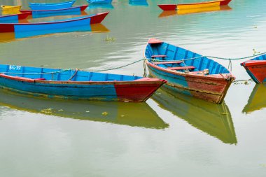 Pokhara, Nepal - 31 Temmuz 2018: Phewa gölde Pokhara, en popüler ve ziyaret edilen Gölü Nepal renkli tekneler.