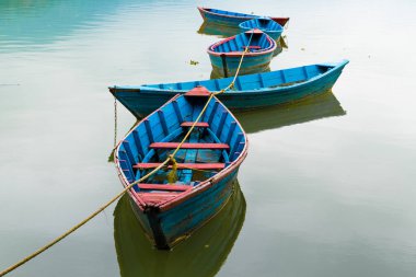 Pokhara, Nepal - 31 Temmuz 2018: Phewa gölde Pokhara, en popüler ve ziyaret edilen Gölü Nepal renkli tekneler.