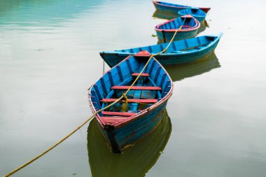 Pokhara, Nepal - 31 Temmuz 2018: Phewa gölde Pokhara, en popüler ve ziyaret edilen Gölü Nepal renkli tekneler.