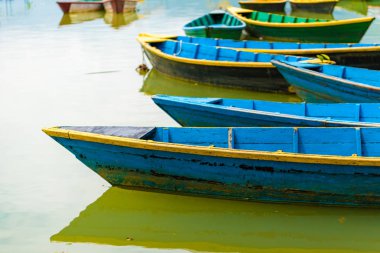 Pokhara, Nepal - 31 Temmuz 2018: Phewa gölde Pokhara, en popüler ve ziyaret edilen Gölü Nepal renkli tekneler.