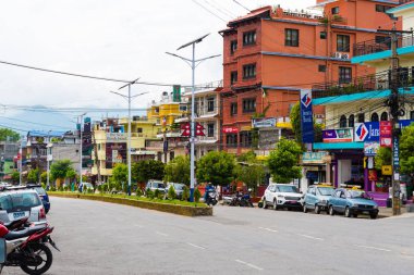 Pokhara, Nepal - 31 Temmuz 2018: Annapurna devre taahhüt yürüyüşçülerin için ikinci büyük kenti ve Nepal ve aynı zamanda bir baz Turizm başkenti biri olarak bilinen Pokhara şehirdeki sokak görünümü