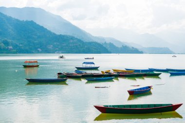 Pokhara, Nepal - 31 Temmuz 2018: Phewa gölde Pokhara, en popüler ve ziyaret edilen Gölü Nepal renkli tekneler.