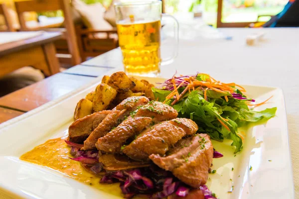 Gros Plan Sur Poitrine Canard Plat Pommes Terre Avec Bière — Photo