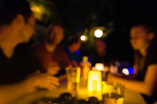 Människor Som Pratar Candle Ljus Oigenkännlig Ansikten Avsiktlig Fokus — Stockfoto