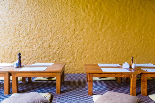 Asseyez Vous Sur Sol Table Basse Restaurant Avec Mur Jaune — Photo