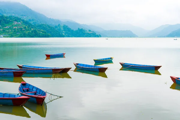 最も人気があり 訪れた湖ネパールのポカラでペワ湖のポカラ ネパール 2018 カラフルなボート — ストック写真