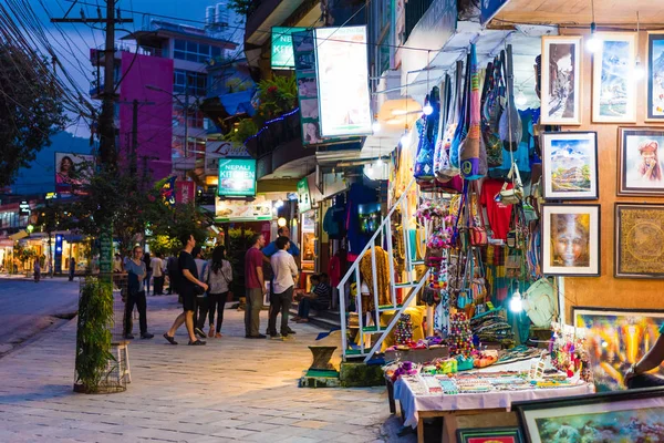 Pokhara, Nepal - 31 Temmuz 2018: Pokhara kasaba Annapurna devre taahhüt yürüyüşçülerin için ikinci büyük kenti ve Nepal ve aynı zamanda bir baz Turizm başkenti olarak bilinen, Hatıra