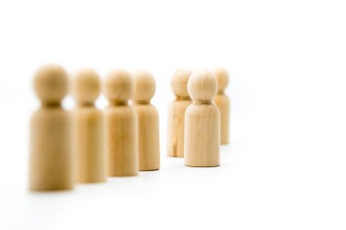 Ahşap figürler, kalabalık ve liderlik konseptinden ayakta hattı. Heykelcik önünde tarih seçici odak