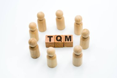 Ahşap figürler beyaz arka plan üzerinde minimalist kavramı izole kısaltma TKY toplam kalite yönetimi, çember içinde iş takım olarak