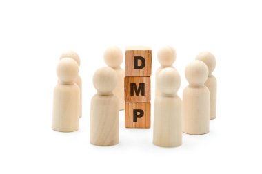 Ahşap figürler beyaz arka plan üzerinde minimalist kavramı izole kısaltma Dmp veri yönetim platformu, çember içinde iş takım olarak