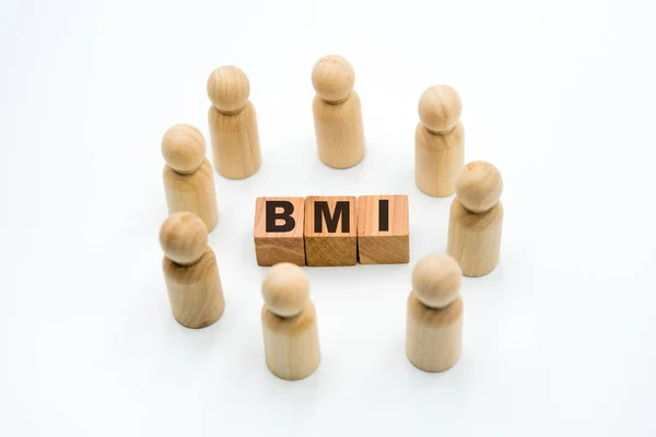 木彫人物像は頭字語 Bmi ボディマス指数 白い背景 ミニマリストの概念に分離の周りに円のビジネス チームとして — ストック写真