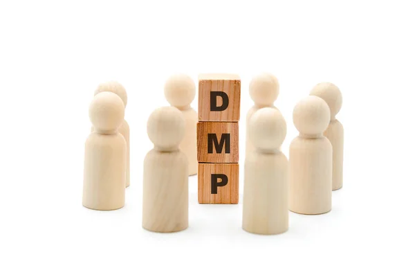 Wooden Фигуры Бизнес Команда Кругу Вокруг Аббревиатуры Dmp Data Management — стоковое фото