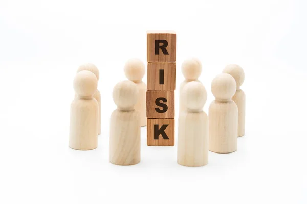 Figuras Madeira Como Equipe Negócios Círculo Torno Palavra Risk Isolado — Fotografia de Stock