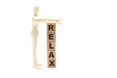 Relax kavramı kule ahşap küpler, beyaz arka plan üzerinde izole olarak bina işadamı olarak ahşap şekil