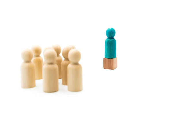 Figuras Madera Como Grupo Escuchando Discurso Una Figura Azul Aislada — Foto de Stock