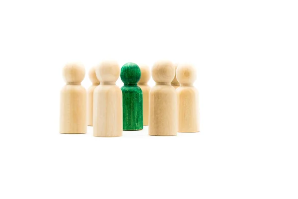 Figura Verde Que Sobresale Multitud Dentro Del Círculo Figuras Madera — Foto de Stock