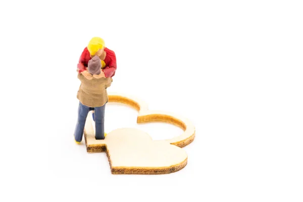 Figure Miniatura Come Amore Abbracciando Coppia Accanto Segno Cuori Legno — Foto Stock