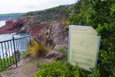 Ben Boyd Milli Parkı, Nsw, Avustralya-Aralık 31, 2018: Deniz kırmızı kayalar Ben Boyd Milli Parkı'nda, Nsw, Avustralya katlanmış.