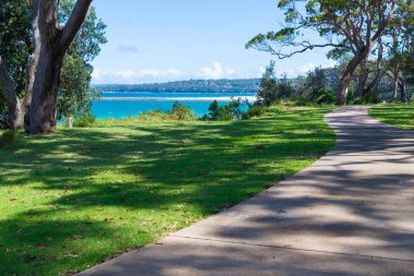 Huskisson, Nsw, Avustralya-22 Aralık, 2018: şehir Huskisson, Nsw, Avustralya, küçük bir sahil kasabası Jervis Bay area için ağ geçidi olarak bilinen sahil yürüyüş yolunda görünümünden su