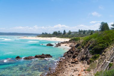 Bir ağaç noktası Beach, Nsw, Avustralya-Aralık 26, 2018: insanlar bir ağaca güneşli havanın tadını Beach, Eurobodalla, harika sahil kaçış ve South Coast, Avustralya üzerinde mükemmel bir kaçış noktası