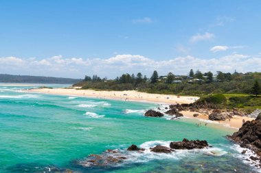 Bir ağaç noktası Beach, Nsw, Avustralya-Aralık 26, 2018: insanlar bir ağaca güneşli havanın tadını Beach, Eurobodalla, harika sahil kaçış ve South Coast, Avustralya üzerinde mükemmel bir kaçış noktası