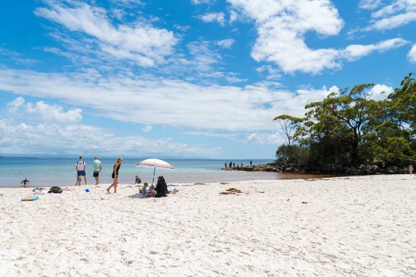 Personas disfrutando del clima soleado en la playa de Galamban Green Patch en Jervis Bay, Parque Nacional Booderee, NSW, Australia — Foto de Stock
