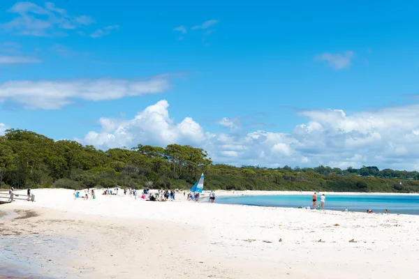 Άνθρωποι που απολαμβάνουν τον ήλιο στην παραλία Galamban πράσινο μπάλωμα στο Jervis Bay, Booderee εθνικό πάρκο, Nsw, Αυστραλία — Φωτογραφία Αρχείου