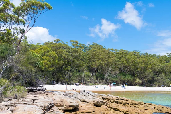 Personas disfrutando del clima soleado en la playa de Galamban Green Patch en Jervis Bay, Parque Nacional Booderee, NSW, Australia — Foto de Stock