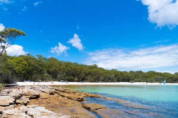 Personas disfrutando del clima soleado en la playa de Galamban Green Patch en Jervis Bay, Parque Nacional Booderee, NSW, Australia — Foto de Stock