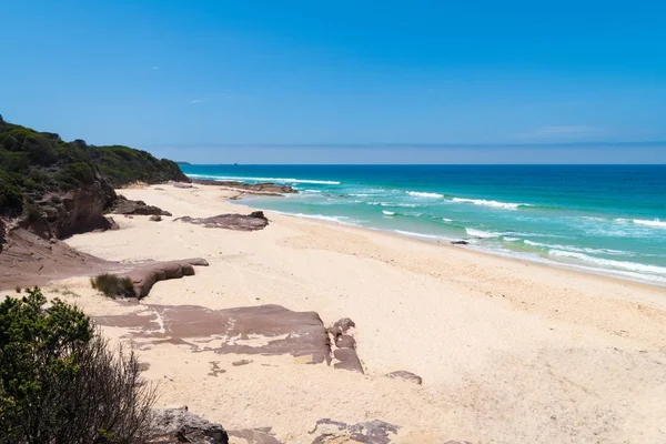 Vista sobre la remota playa de Quondolo, ubicada en el Parque Nacional Ben Boyd, NSW, Australia, popular para el surf y el rockpool explorando y sujeto a mareas y grandes olas — Foto de Stock