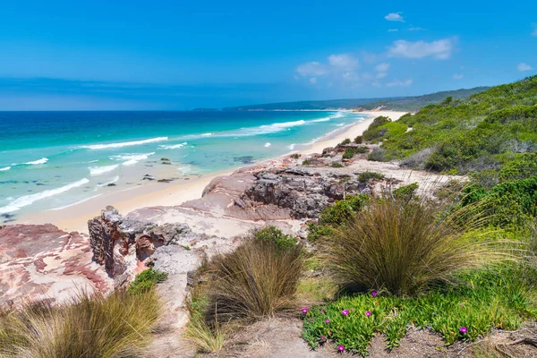 Vista sobre remoto Quondolo Beach, localizado no Ben Boyd National Park, NSW, Austrália, popular para surfe e piscina rochosa explorar e sujeito a rips marés e ondas grandes — Fotografia de Stock