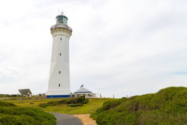 Uzak yeşil Cape deniz feneri üzerinden görünüm, yeni Güney Wales, Ben Boyd Milli Parkı, Avustralya'da bulunan Güney Deniz feneri.