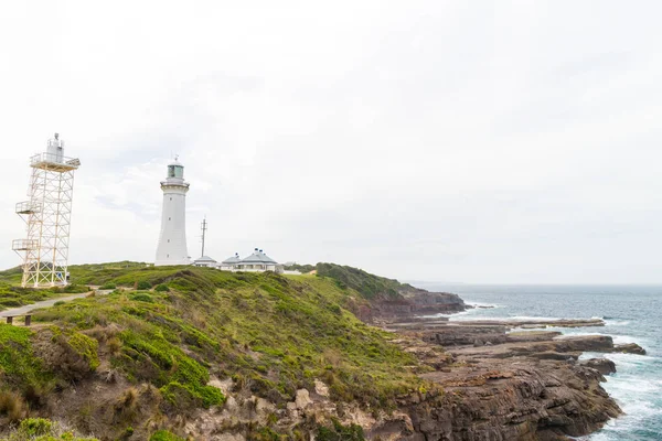 Vue sur le phare éloigné de Green Cape, le phare le plus au sud de la Nouvelle-Galles du Sud, situé dans le parc national Ben Boyd, en Australie . — Photo