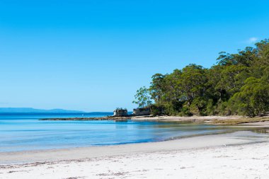 Delik içinde Wall Beach Jervis Bay, Booderee Milli Parkı, Nsw, Avustralya, güneşli havanın tadını insanlar