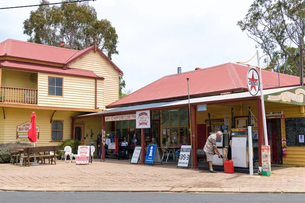 Widok ulicy w historyczne miasta Tilba, sklasyfikowane przez National Trust jako centralnego obszaru ochrony Tilba, znajduje się w regionie South Coast, Nowa Południowa Walia, Australia. — Zdjęcie stockowe