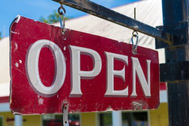 Siyah metal Kutbu'ndan asılı açık iş eski kırmızı ve beyaz vintage işareti