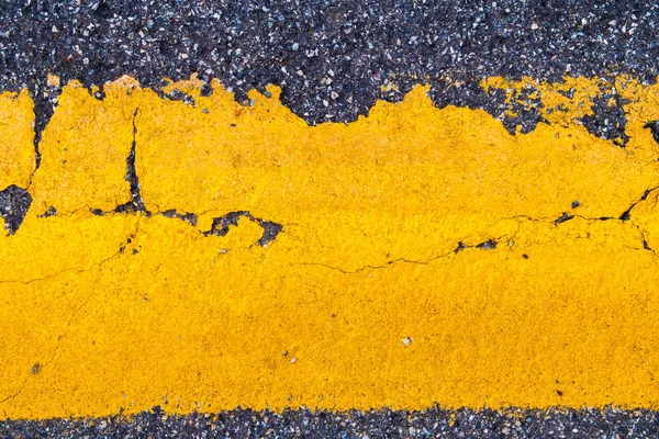 Close up on dark grey asphalt tarmac road with yellow pain line — Stock Photo, Image