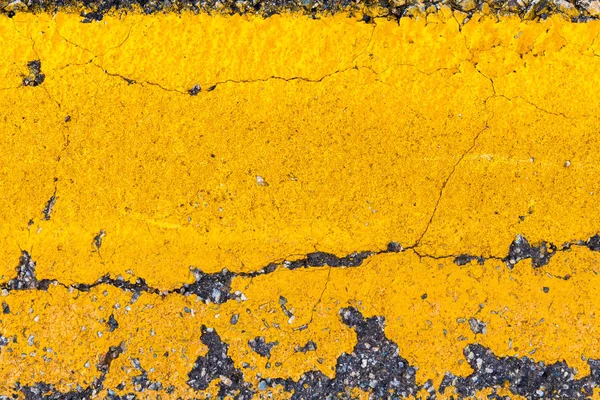 Close up on dark grey asphalt tarmac road with yellow pain line — Stock Photo, Image