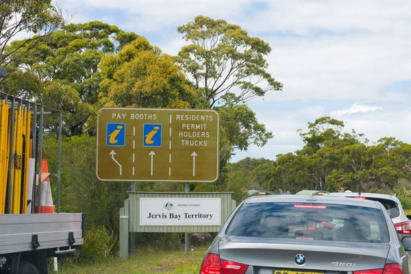 Bilar i kö väntar park passerar vid ingången punkt i Jervis Bay nationalpark, en av Australiens mest populära seaside destination — Stockfoto