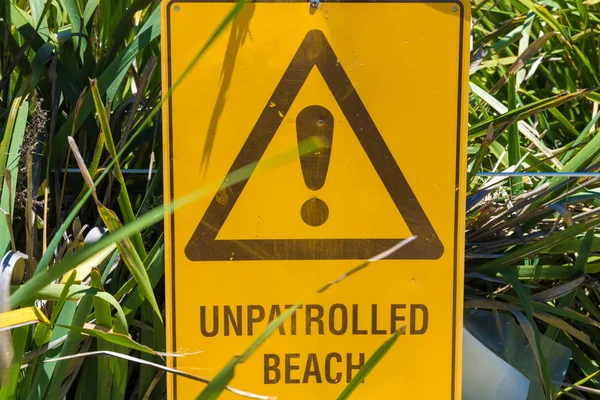 Unpatrouilliertes Strandwarnschild in Australien — Stockfoto