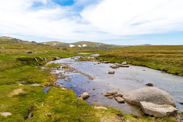 View over Snowy River in Kosciuszko National Park, NSW, Australia. Nature background with plants and vegetation. — Stock Photo, Image