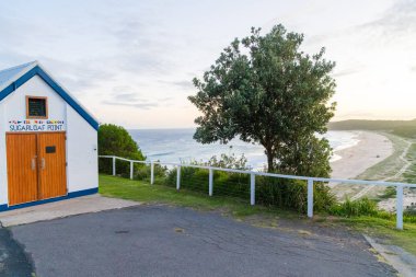 Sugarloaf Point Seal Rocks, Myall Lakes Ulusal Parkı, Yeni Güney Galler, Avustralya'daki deniz fenerinden sahile bakan doğa manzarası