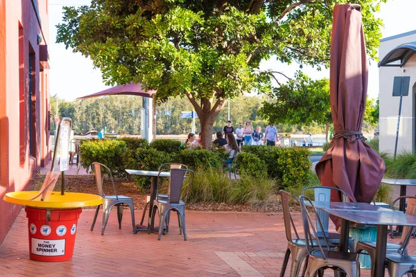 People enjoying the sunny weather in the city of Forster, a coastal town in the Great Lakes region of New South Wales, Australia — Stock Photo, Image