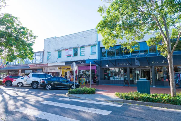 Menschen genießen das sonnige Wetter in der Stadt Forster, einer Küstenstadt in der großartigen Seenregion New South Wales, Australien — Stockfoto