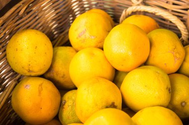 El yapımı hasır sepetteki portakalların üzerinde görüntüle