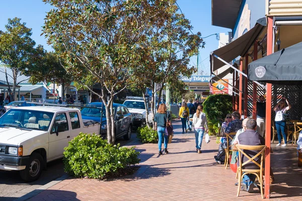 Gente disfrutando del largo fin de semana en la pequeña ciudad rural histórica de Berry, mejor conocida por restaurantes galardonados, tiendas sofisticadas y una amplia gama de actividades — Foto de Stock